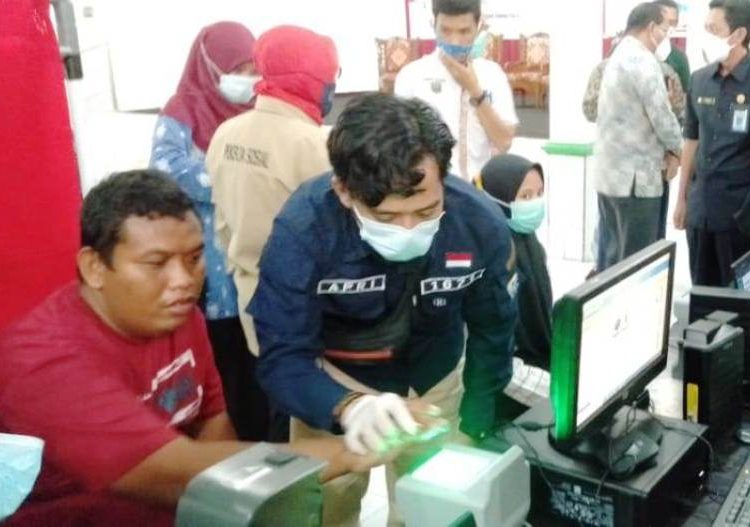 Seorang penyandang disabilitas dibantu petugas Dinas Dukcapil Palembang melakukan perekaman data e-KTP di Balai Rehabilitasi Sosial Penyandang Disabilitas Fisik Budi Perkasa, Kamis (25/2/2021). (fornews.co/bakohumas palembang)