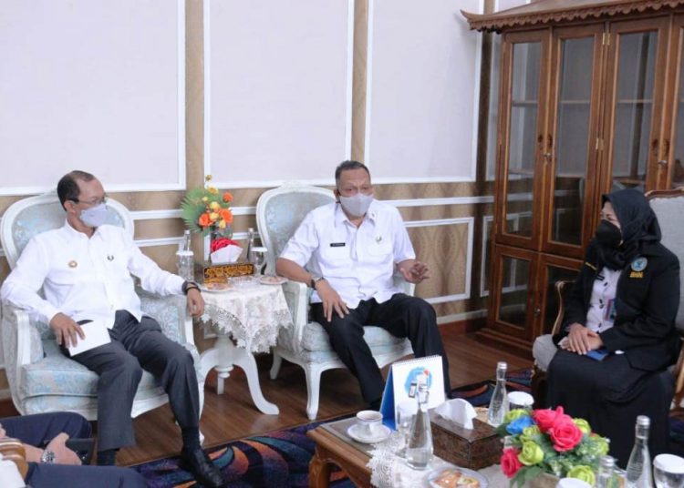 Kepala BNNP Sumatra Selatan Brigjen Pol M Arif Ramdhani saat audiensi dengan Wali Kota Palembang Harnojoyo, di rumah dinas wali kota, Kamis (18/2/2021). (fornews.co/bakohumas palembang)