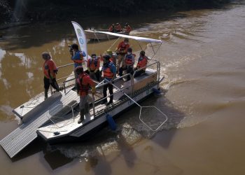 Perahu SeeHamster akan beroperasi perdana di Bekasi dalam pembersihan sampah sungai. (Foto: Waste4Change)
