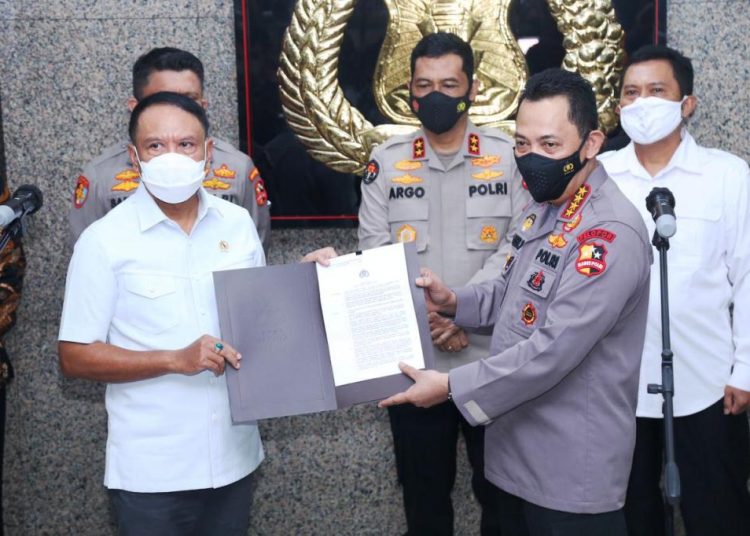 Kapolri Jenderal Listyo Sigit Prabowo menyerahkan surat izin keramaian pelaksanaan turnamen sepak bola pramusim Piala Menpora 2021 kepada Menpora Zainudin Amali di Mabes Polri, Kamis sore (18/2/2021). (fornews.co/humas polri)
