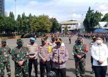 Kapolri Jenderal Pol Listyo Sigit Prabowo memberikan keterangan usai apel serentak kesiapan Bhabinkamtibmas dan tenaga kesehatan sebagai tracer dan vaksinator Covid-19 di Polda Metro Jaya, Kamis (11/2/2021). (fornews.co/humas polri)