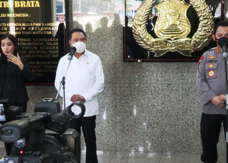 Kapolri Jenderal Pol Listyo Sigit Prabowo dan Menpora Zainudin Amali memberikan keterangan usai melakukan pertemuan di Mabes Polri, Senin (8/2/2021). (fornews.co/humas polri)
