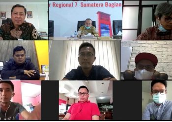 Kepala OJK Kantor Regional 7 Sumbagsel Untung Nugroho mengikuti pertemuan dan koordinasi dengan pengurus Hipmi se-Sumsel dan Babel melalui media zoom meeting, Kamis (11/2/2021). (fornews.co/humas ojk kr 7)