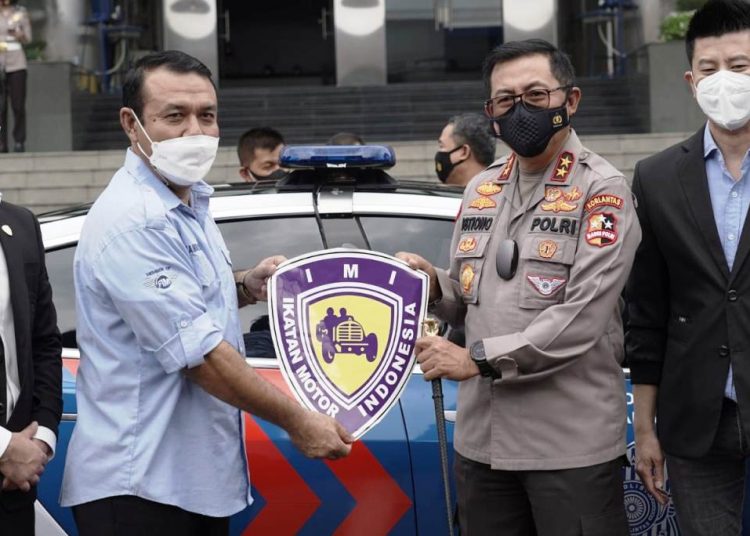 Kakorlantas Polri Irjen Istiono secara simbolis menerima hibah mobil listrik Tesla dari pengurus PP IMI di gedung NTMC Polri, Jakarta Selatan, Kamis (25/2/2021). (fornews.co/humas polri)