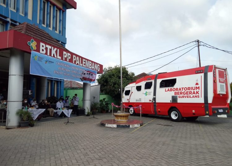 Kepala Dinas Kesehatan Provinsi Sumsel disampingi Kepala BTKL PP Kelas I Palembang meresmikan Laboratorium Bergerak Surveilans, Selasa (9/2/2021). (fornews.co/ist)
