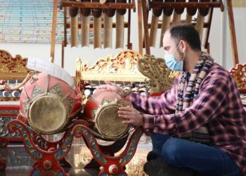 Dosen UNMB Lucian Zbarcea selain mengajar juga aktif mempromosikan gamelan Indonesia. (fornews.co/kbri bucharest)