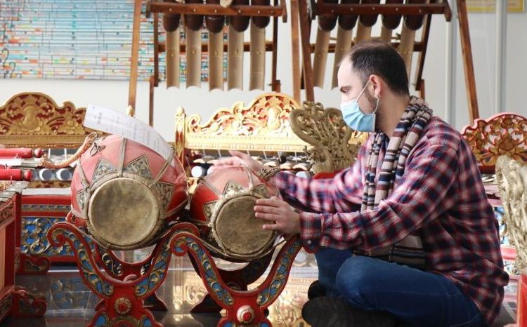 Dosen UNMB Lucian Zbarcea selain mengajar juga aktif mempromosikan gamelan Indonesia. (fornews.co/kbri bucharest)