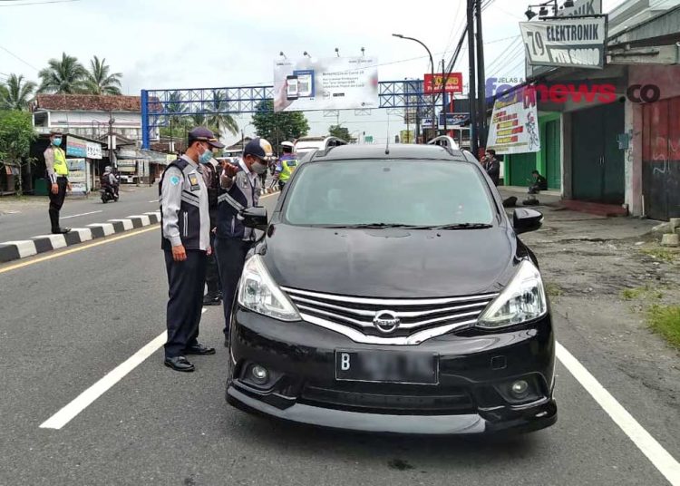 MOBIL plat luar DIY diperiksa petugas di perbatasan Tempel, Sleman. (foto fornews.co)