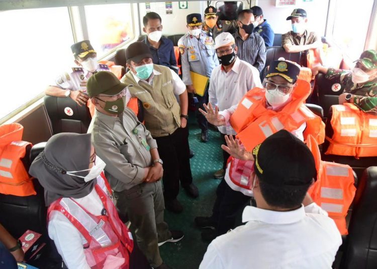 Menteri Perhubungan RI Budi Karya Sumadi bersama Gubernur Sumsel Herman Deru, Bupati Banyuasin Askolani, dan pejabat terkait saat meninjau lokasi pelabuhan laut dalam (deep sea port) Tanjung Carat di Kabupaten Banyuasin, Sabtu (20/2/2021). (fornews.co/humas provinsi sumsel)