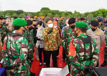 Menkes Budi Gunadi Sadikin bersama Panglima TNI Marsekal Hadi Tjahjanto usai Apel Gelar Kesiapan Tenaga Vaksinator dan Tracer Covid-19 di Mabes TNI, Jakarta, Selasa (9/2/2021). (fornews.co/bkpm kemenkes)