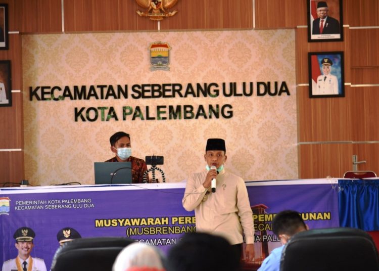 Camat Seberang Ulu II Rachman Hidayat Pane saat menjelaskan berbagai program kegiatan yang diusulkan pada Musrenbang Kecamatan SU II, Jumat (5/2/2021). (fornews.co/bakohumas palembang)