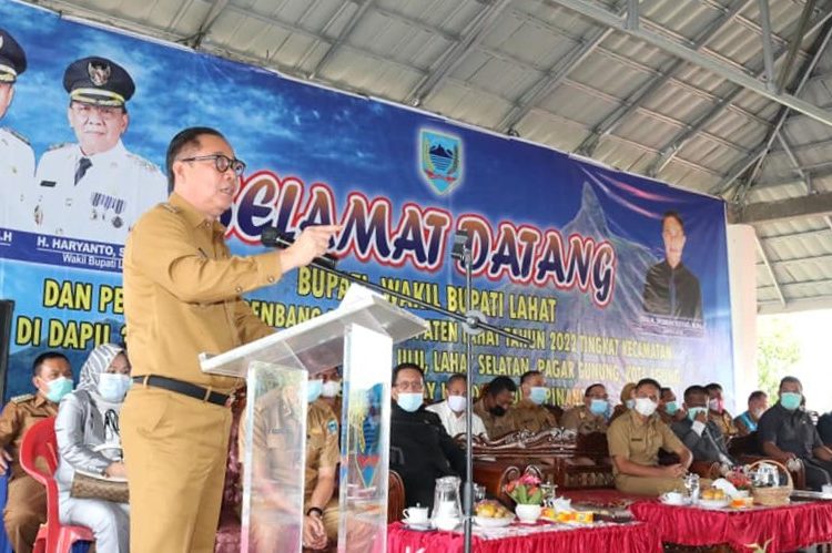 Bupati Lahat Cik Ujang, saat berbicara pada Musrenbang RKPD Kecamatan Tahun 2022 yang dilakukan di kantor Kecamatan Mulak Sebingkai, Senin (25/1/2021). (fornews.co/kominfo Lahat)