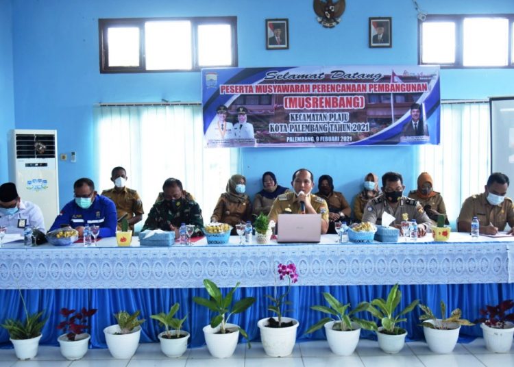 Camat Plaju Ahmad Furqon saat memimpin Musrenbang Kecamatan Plaju Tahun 2021, Selasa (9/2/2021). (fornews.co/bakohumas palembang)