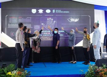 Gubernur Sumatera Selatan Herman Deru meresmikan pemasangan stiker tanda lunas PKB di Kantor Samsat Wilayah Sumsel, Jumat (26/2). (Foto: istimewa/Kominfo Sumsel)