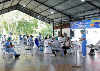 Tenaga kesehatan di Sumatra Utara divaksinasi pada pembukaan Pekan Vaksinasi Covid-19 Provinsi Sumatra Utara di Gedung Pendopo Universitas Sumatra Utara, Rabu (10/2/2021). (fornews.co/bkpm kemenkes)