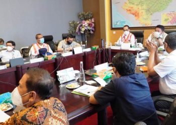 Gubernur Sumsel Herman Deru menjelaskan mengenai lahan pembangunan Pelabuhan Tanjung Carat kepada Menteri Perhubungan Budi Karya Sumadi dan rombongan di Gedung VVIP Bandara SMB II, Sabtu (20/2/2021). (fornews.co/humas provinsi sumsel)