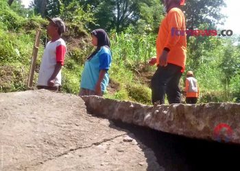 LONGSOR mengakibatkan tanah terangkat dan menghancurkan beton jalan. (foto fornews.co/adam)