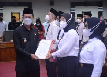 Wali Kota Palembang Harnojoyo menyerahkan SK CPNS Pemkot Palembang kepada perwakilan CPNS formasi 2019 pada peresmian CPNS Pemkot Palembang di Ruang Parameswara, Rabu (3/2/2021). (fornews.co/bakohumas palembang)