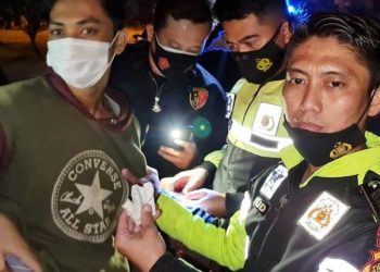 Anggota Satlantas Polres Muara Enim yang berpatroli mengamankan sepasang muda mudi di Terminal Regional Muara Enim karena kedapatan menyimpan ganja, Sabtu malam (27/2/2021). (fornews.co/humas polres muara enim)