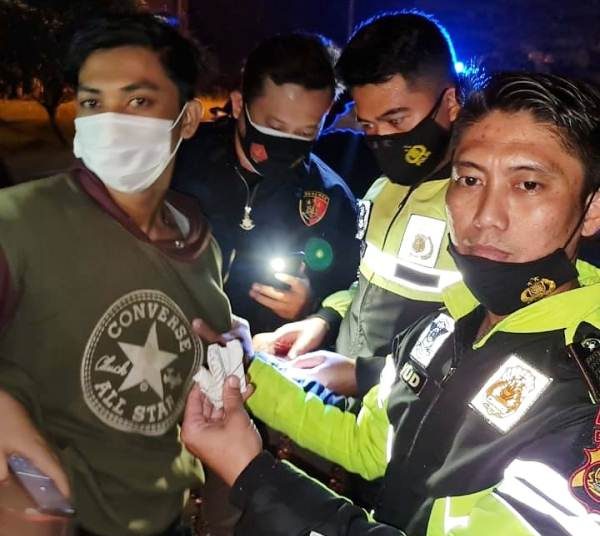Anggota Satlantas Polres Muara Enim yang berpatroli mengamankan sepasang muda mudi di Terminal Regional Muara Enim karena kedapatan menyimpan ganja, Sabtu malam (27/2/2021). (fornews.co/humas polres muara enim)