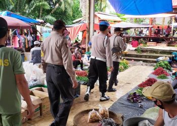 Petugas Polsek Rambang Lubai menggunakan pengeras suara menyampaikan imbauan mengenai disiplin protokol kesehatan guna memutus penularan Covid-19 saat melaksanakan Patroli Yustisi di kalangan Desa Sumber Mulia, Kecamatan Lubai Ulu, Kabupaten Muara Enim, Minggu (14/2/2021). (fornews.co/humas polres muara enim)