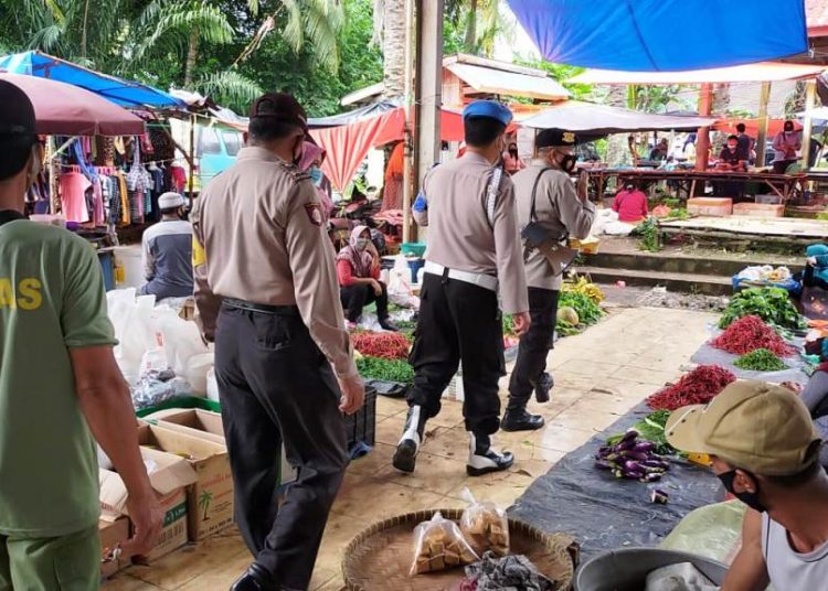Petugas Polsek Rambang Lubai menggunakan pengeras suara menyampaikan imbauan mengenai disiplin protokol kesehatan guna memutus penularan Covid-19 saat melaksanakan Patroli Yustisi di kalangan Desa Sumber Mulia, Kecamatan Lubai Ulu, Kabupaten Muara Enim, Minggu (14/2/2021). (fornews.co/humas polres muara enim)