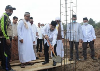 Asisten Bidang Pemerintahan dan Kesejahteraan Rakyat Setda Muba Yudi Herzandi melakukan peletakan batu pertama pembangunan Ponpes Tahfiz Quran An-Nuur Sekayu, Minggu (28/2/2021). (fornews.co/humas pemkab muba)