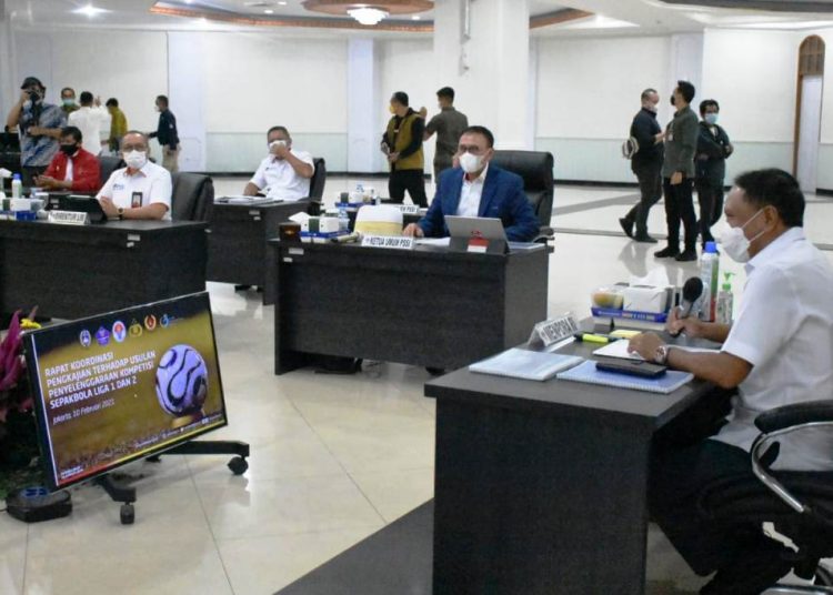 Ketua Umum PSSI Mochamad Iriawan memaparkan kesiapan kompetisi Liga 1 dan Liga 2 musim 2021 saat bertemu dengan Menpora, perwakilan Polri, Satuan Tugas Covid-19 (BNPB), dan KONI, di kantor Kemenpora, Senayan, Jakarta, Rabu (10/2/2021). (fornews.co/pssi)