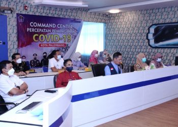 Sekda Palembang Ratu Dewa saat memimpin rapat OPD Kota Palembang secara virtual dari Lawang Jabo Command Center Palembang, Jumat (19/2/2021). (fornews.co/bakohumas palembang)