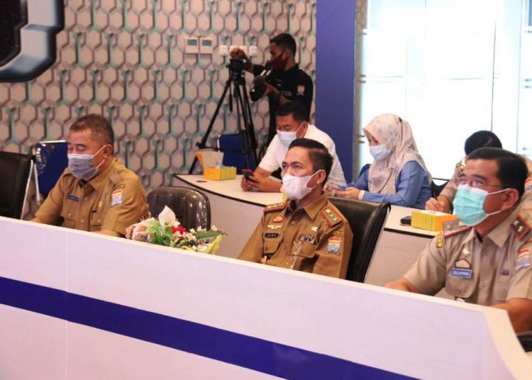 Sekda Palembang Ratu Dewa saat mengikuti Rapat Koordinasi Program Pencegahan Korupsi Terintegrasi 2021 melalui video conference bersama Komisi Pemberantasan Korupsi Republik Indonesia di Lawang Jabo Command Center, Selasa (16/2/2021). (fornews.co/bakohumas palembang)