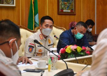 Sekda Palembang Ratu Dewa saat memimpin rapat pembebasan lahan flyover Simpang Sekip di ruang rapat wali kota, Kamis (25/2/2021). (fornews.co/bakohumas palembang)