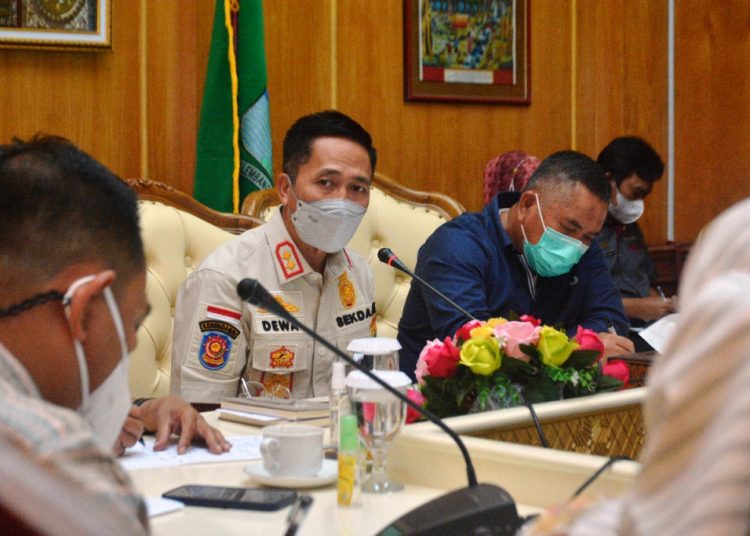 Sekda Palembang Ratu Dewa saat memimpin rapat pembebasan lahan flyover Simpang Sekip di ruang rapat wali kota, Kamis (25/2/2021). (fornews.co/bakohumas palembang)