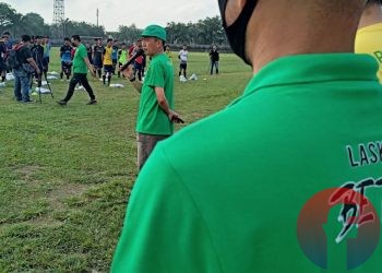 Presiden Klub PS Palembang, Ratu Dewa memberi pengarahan saat membuka latihan perdana Soeratin U-15 dan U-17 di Stadion Patra Jaya, Plaju, Minggu (21/02/2021). (fornews.co/sidratul muntaha)
