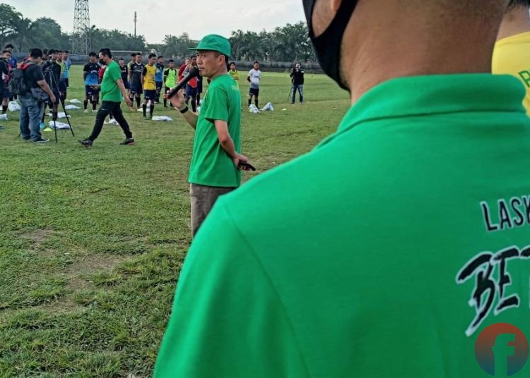 Presiden Klub PS Palembang, Ratu Dewa memberi pengarahan saat membuka latihan perdana Soeratin U-15 dan U-17 di Stadion Patra Jaya, Plaju, Minggu (21/02/2021). (fornews.co/sidratul muntaha)