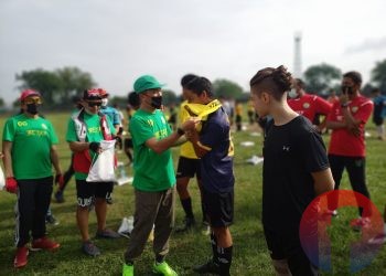Presiden Klub PS Palembang, Ratu Dewa, mengenakan seragam latihan pada pemain Soeratin U-15, sesuai meresmikan latihan perdana Stadion Patra Jaya, Plaju, Minggu (21/02/2021). (fornews.co/sidratul muntaha)