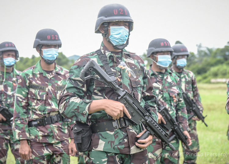 Anggota Denwalsus Kemhan RI mengikuti latihan menembak menggunakan senjata terbaru produksi PT Pindad (Persero) yakni SS-V5 A1 di Pusdiklat Kopassus, Batujajar, Kabupaten Bandung Barat. (fornews.co/humas pindad)