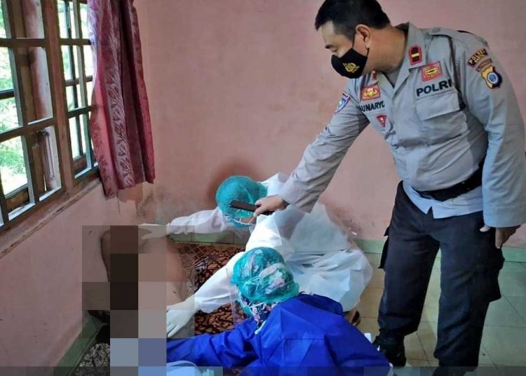 TIM Medis Sedayu 2 dan Inafis Polres Bantul sedang memeriksa jenazah. (foto fornews.co/polsek sedayu)