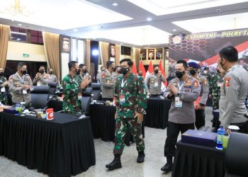 Kapolri Jenderal Pol Listyo Sigit Prabowo dan Panglima TNI Marsekal Hadi Tjahjanto pada Rapim TNI-Polri di Mabes Polri, Senin (15/2/2021). (fornews.co/humas polri)