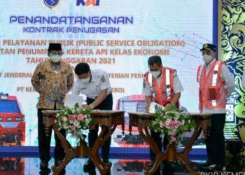 Menhub Budi Karya Sumadi menyaksikan Dirjen Perkeretaapian Kemenhub Zulfikri dan Dirut PT KAI Didiek Hartantyo menandatangani Kontrak Penyelenggaraan Kewajiban Pelayanan Publik (Public Service Obligation/PSO) Angkutan Penumpang Kereta Api Kelas Ekonomi di Stasiun Tugu Yogyakarta, Minggu (14/2/2021). (fornews.co/bkip kemenhub)