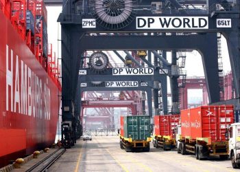 Pemandangan truk yang mengangkut peti kemas di terminal Hong Kong, beberapa waktu lalu. (fornews.co/ist)