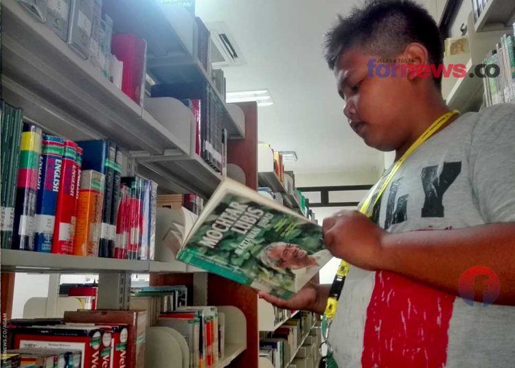 SEORANG anak membaca buku di salah satu perpustakaan dan arsip milik pemerintah Provinsi Daerah Istimewa Yogyakarta di Jalan Janti, Banguntapan, beberapa hari sebelum Yogyakarta dinyatakan pandemi. (foto fornews.co/adam)