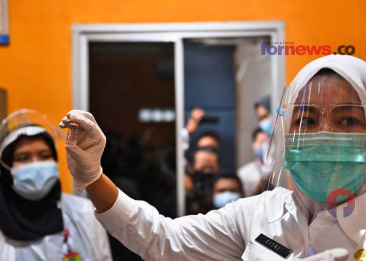 WAKIL Wali Kota Palembang, Fitrianti Agustinda, menunjukkan vaksin Covid-19 Sinovac untuk tenaga kesehatan. (foto fornews.co/mushaful imam)