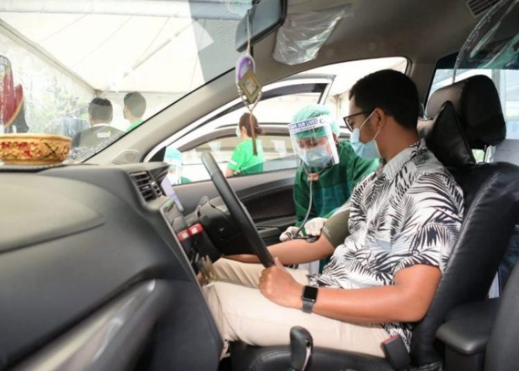 Seorang driver taksi online mengikuti vaksinasi Covid-19 bagi pelaku pariwisata, mitra transportasi online dan angkutan umum di Bali, Minggu (28/2/2021). (fornews.co/bkpm kemenkes) 