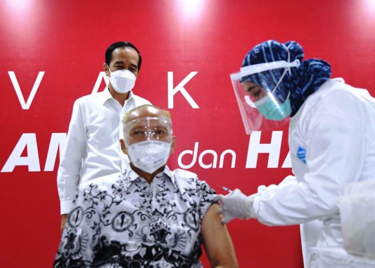 Presiden Joko Widodo meninjau pelaksanaan vaksinasi Covid-19 yang diperuntukkan bagi para guru dan tenaga pendidik, Rabu (24/2/2021). (fornews.co/bpmi setpres/lukas)