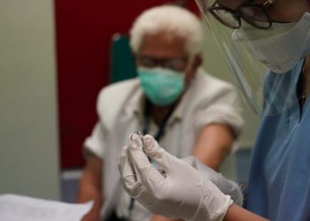 Seorang dokter senior di RSCM disuntik vaksinasi Covid-19 perdana, Senin (8/2/2021). (fornews.co/bkpm kemenkes)