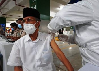 Seorang tokoh agama Islam mendapatkan suntikan vaksin Covid-19 pada vaksinasi yang digelar Kementerian Kesehatan di Basement 1 Masjid Istiqlal Jakarta, Selasa (23/2/2021). (fornews.co/bkpm kemenkes)