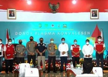 Wakapolda Metro Jaya Brigjen Pol Hendro Pandowo saat mendonorkan plasma di Gedung PMI DKI Jakarta, Sabtu (6/2/2021). (fornews.co/humas polda metro jaya)