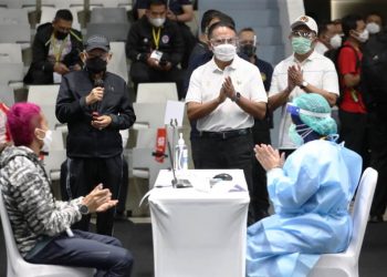 Wapres RI Ma'ruf Amin berbincang dengan salah seorang atlet disela-sela pelaksanaan vaksinasi bagi atlet, pelatih, dan tenaga pendukung di Istora Senayan, Jakarta, Jumat (26/2/2021). (fornews.co/kemenpora)