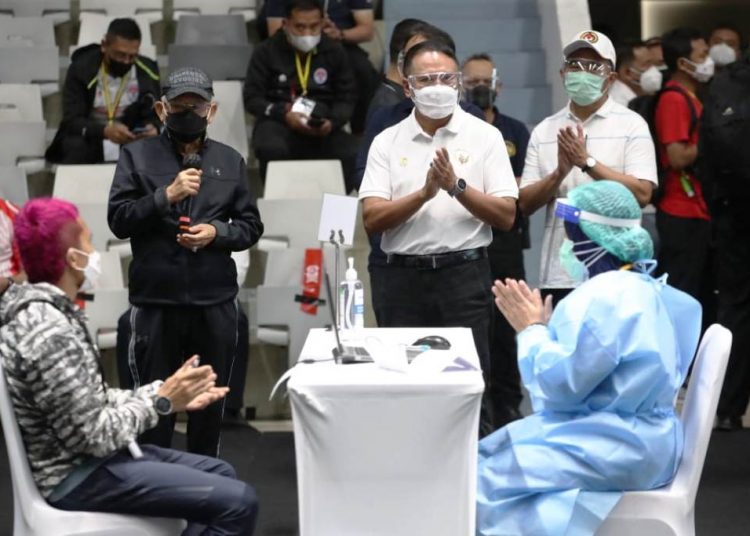 Wapres RI Ma'ruf Amin berbincang dengan salah seorang atlet disela-sela pelaksanaan vaksinasi bagi atlet, pelatih, dan tenaga pendukung di Istora Senayan, Jakarta, Jumat (26/2/2021). (fornews.co/kemenpora)