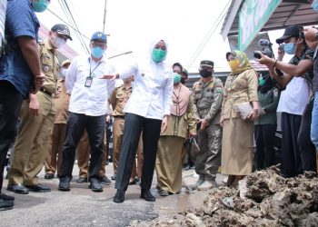 Wakil Wali Kota Palembang Fitrianti Agustinda bersama pejabat terkait meninjau kondisi Jalan Sentosa di Kecamatan Plaju yang mengalami kerusakan akibat lubang galian pengerjaan proyek pipa yang tidak dirapikan kembali, Selasa (2/2/2021). (fornews.co/bakohumas palembang)